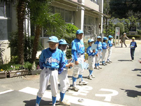 2005年4月5日 入学式のビラ配り