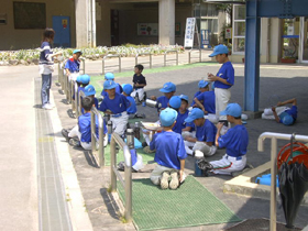 2005年4月29日 「みんなそろって昼食会」カレーを食べよう!