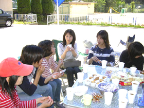 2005年4月29日 「みんなそろって昼食会」カレーを食べよう!