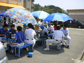 2005年4月29日 「みんなそろって昼食会」カレーを食べよう!