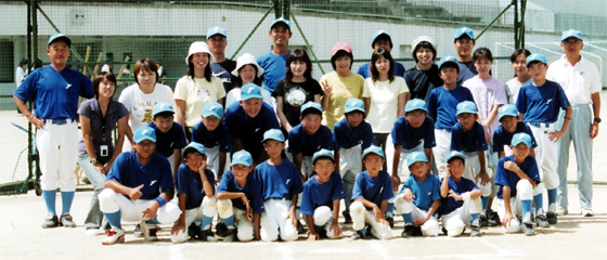 2005年8月20日夏期合宿。富田林市総合スポーツ公園で。1~6年生のみんなと、お母さん方、代表、顧問、監督、コーチと。